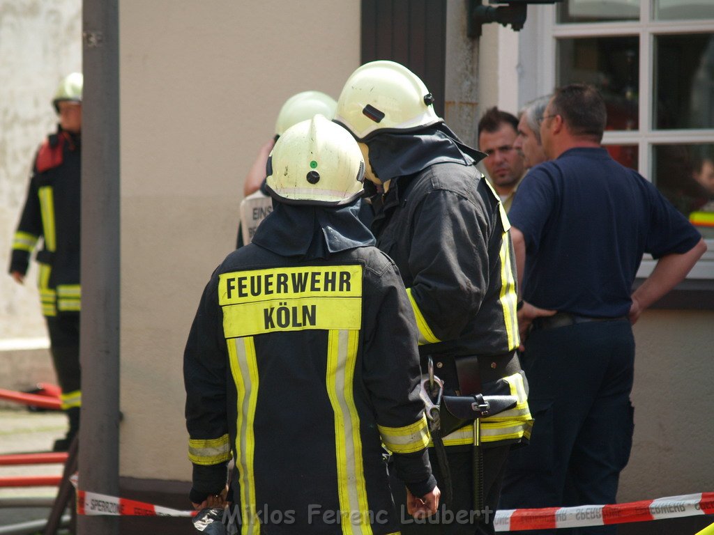 Kellerbrand mit Menschenrettung Koeln Brueck Hovenstr Olpenerstr P085.JPG